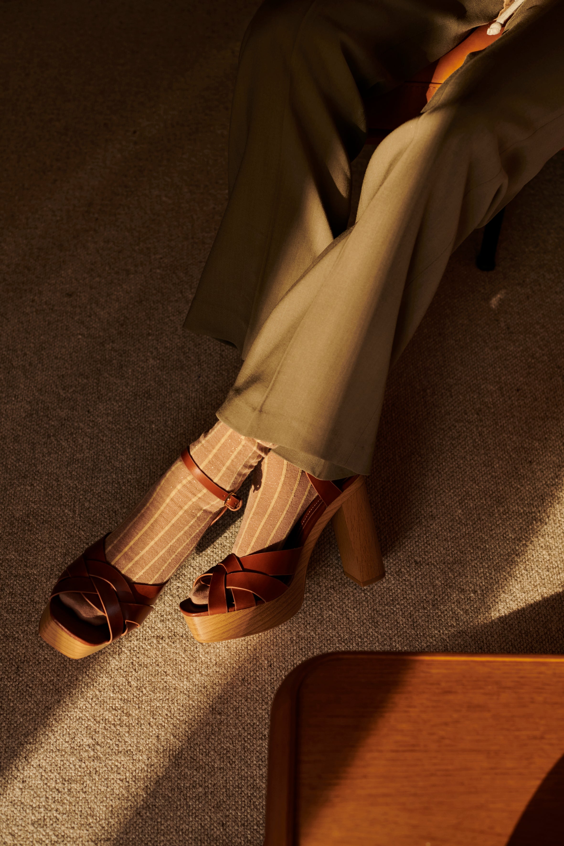 Monk & Anna - Socks gold glitter lines, nougat