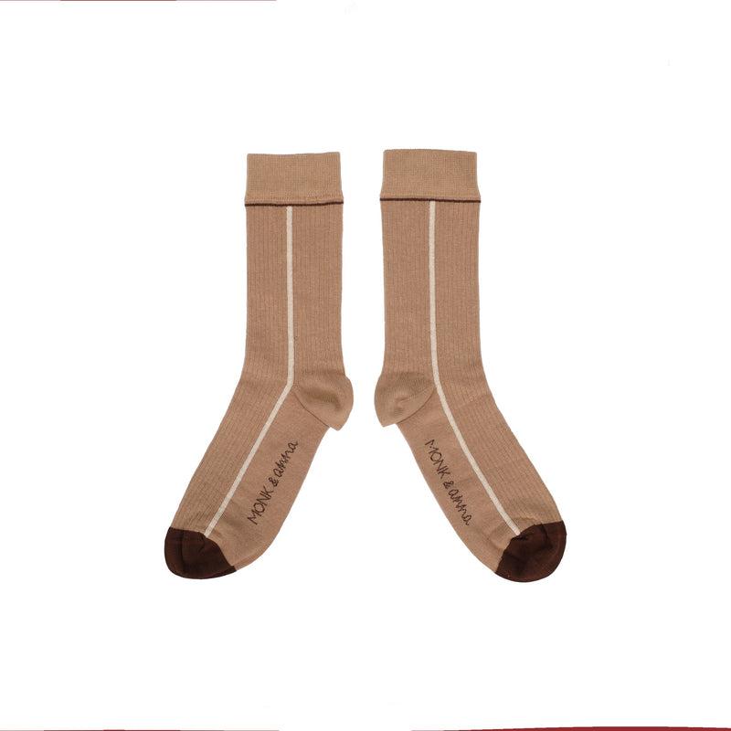 Monk & Anna Socks Graphic Line Clay close-up – grafisch design en hoogwaardige katoenen stof