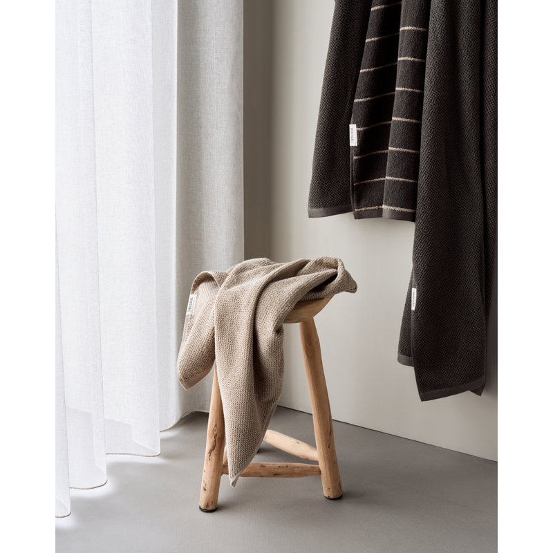 Zachte katoenen handdoeken Meraki – neutrale badkamerstijl