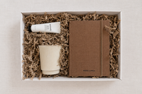 Cadeau voor op kantoor met notitieboek, koffiemok en Meraki multibalm