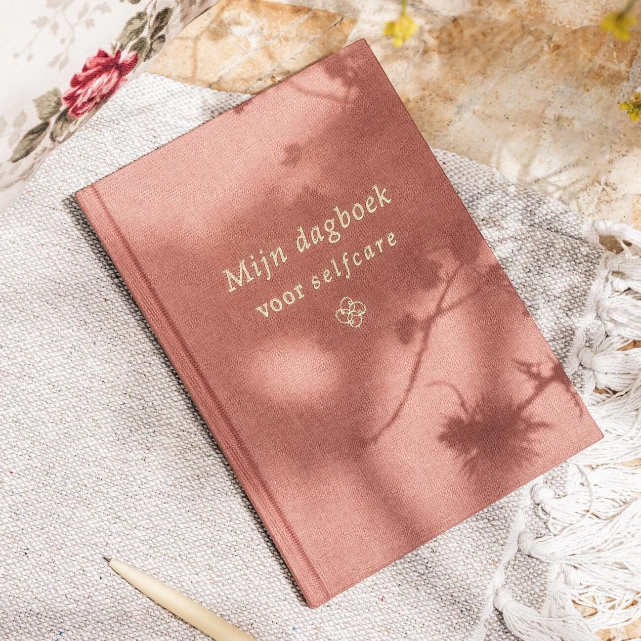 Selfcare Dagboek Linnen Roze met Goudfolie – Fyllbooks Invuldagboek voor Rust & Balans