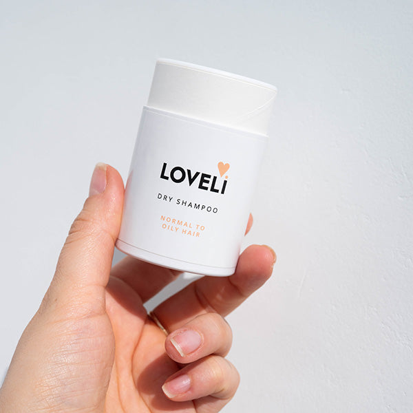 Loveli droogshampoo aanbrengen bij de haaraanzet – geeft volume en frisheid zonder wassen