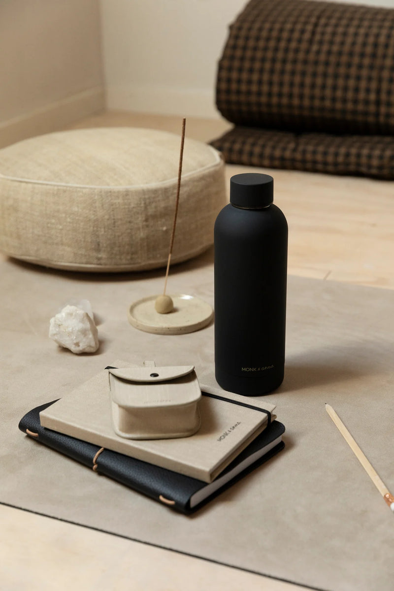 Monk & Anna Botoru waterfles zwart op bureau of picknick